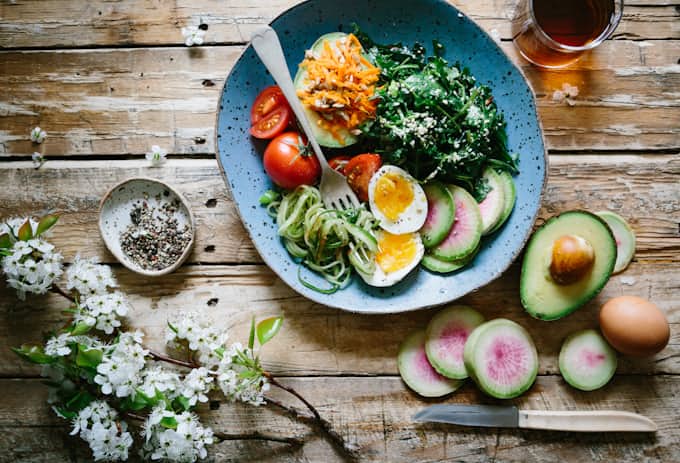 Piatto con verdure, uovo e avocado